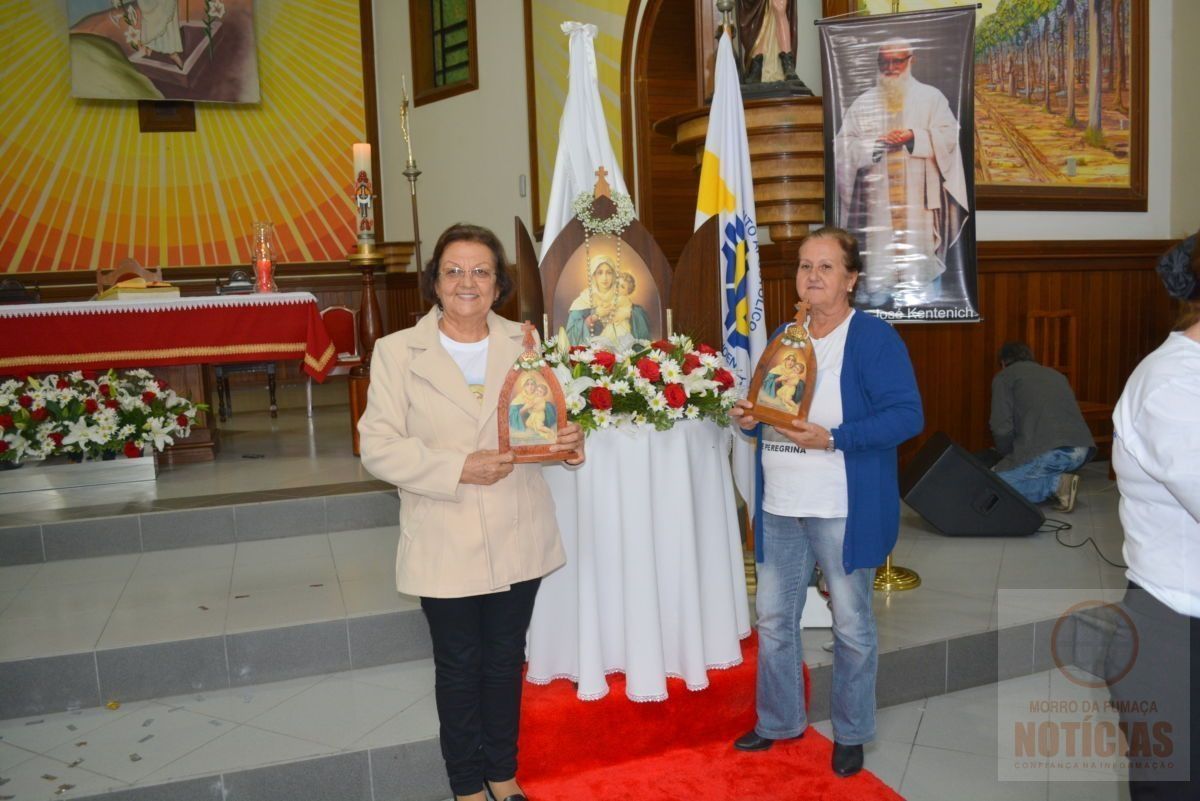 Católicos participam da coroação da Mãe Peregrina