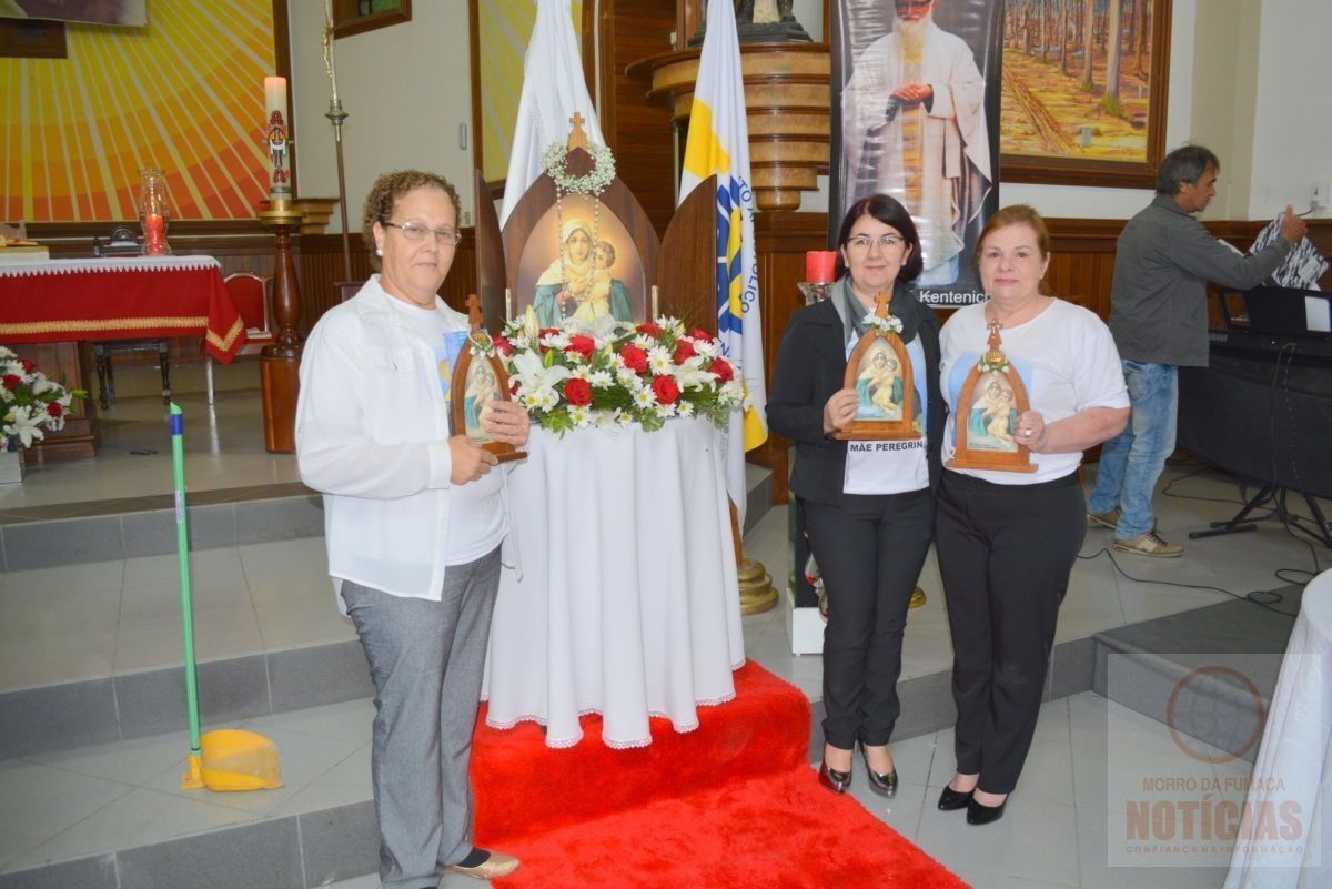 Católicos participam da coroação da Mãe Peregrina