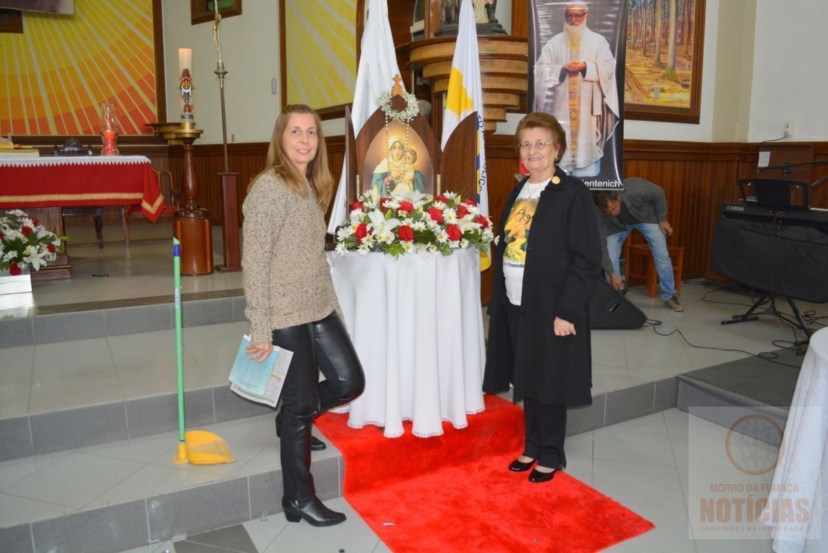 Católicos participam da coroação da Mãe Peregrina