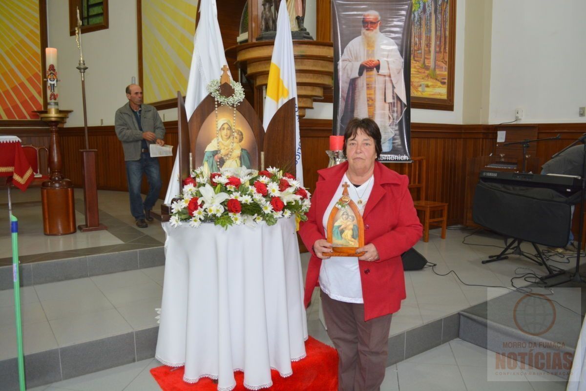 Católicos participam da coroação da Mãe Peregrina