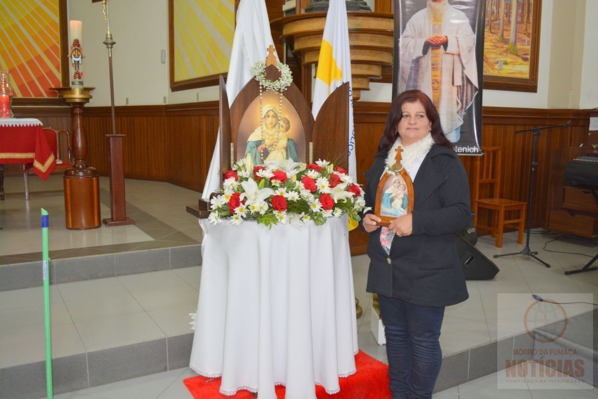 Católicos participam da coroação da Mãe Peregrina