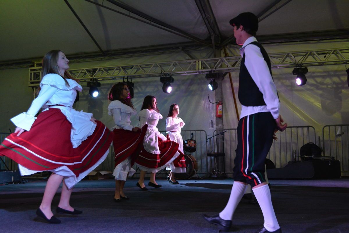 Corte do bolo e baile da terceira idade encerram a Maggiofest