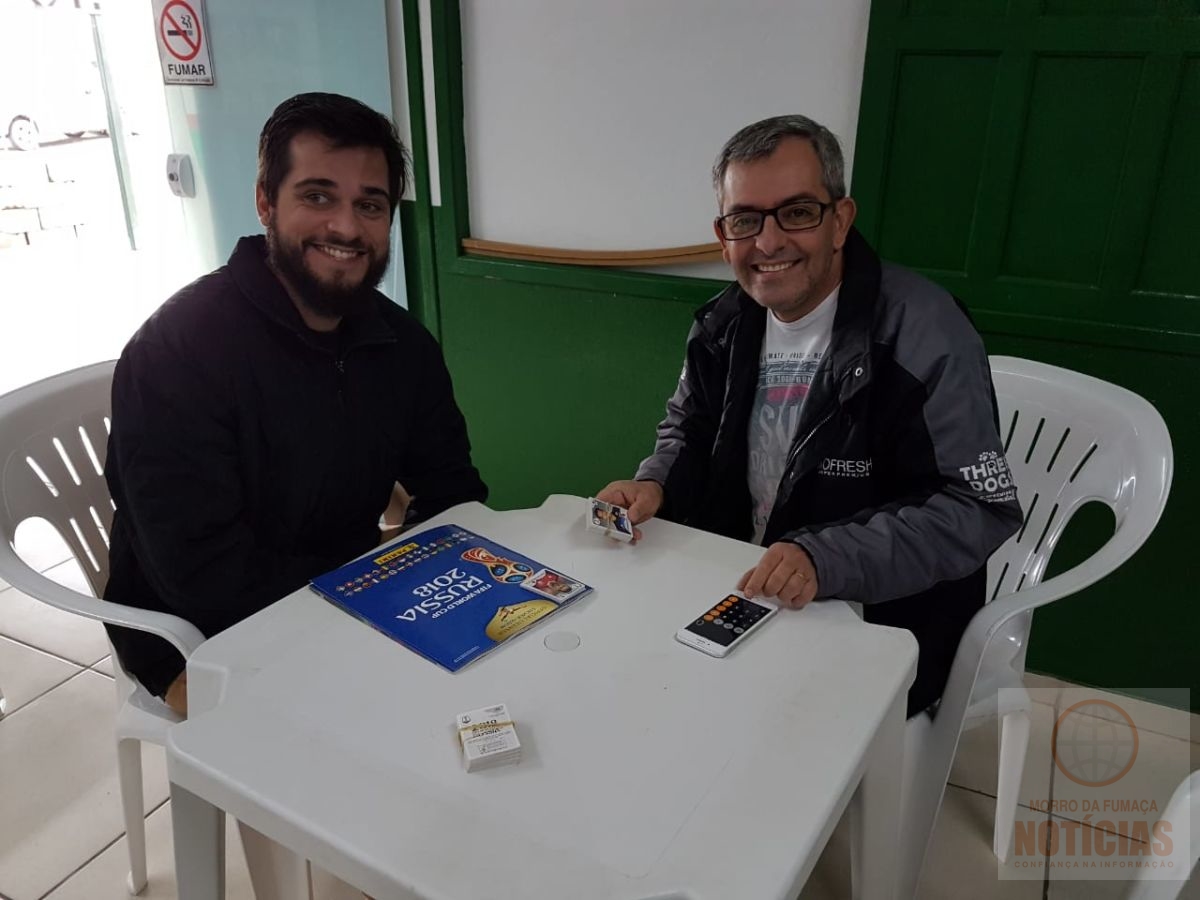 Copa do Mundo: Torcedores trocam figurinhas na sede do Rui Barbosa