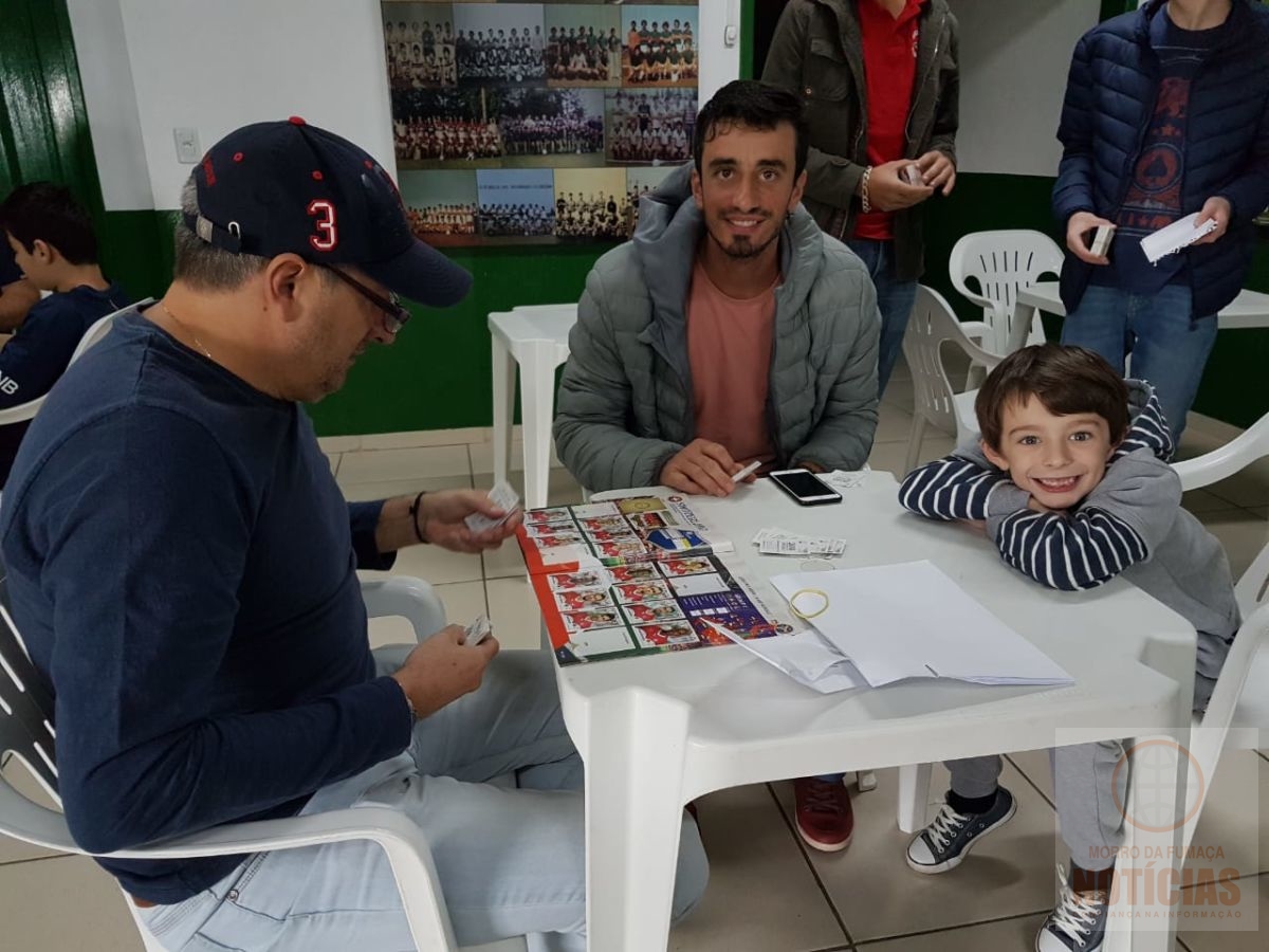 Copa do Mundo: Torcedores trocam figurinhas na sede do Rui Barbosa