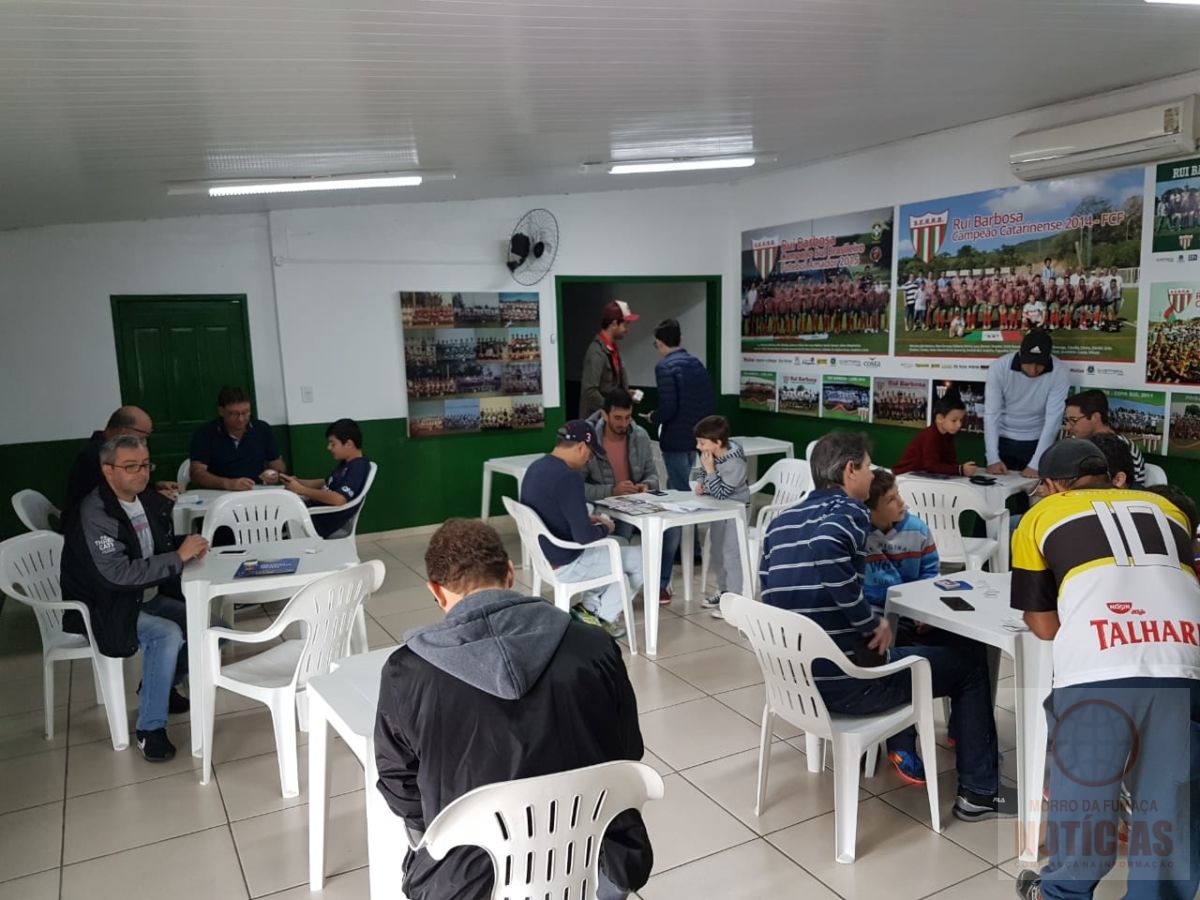 Copa do Mundo: Torcedores trocam figurinhas na sede do Rui Barbosa