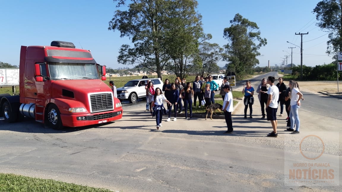 Acesso a Morro da Fumaça é fechado em apoio aos caminhoneiros