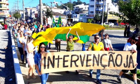 Em Morro da Fumaça, manifestantes vão às ruas e pedem intervenção