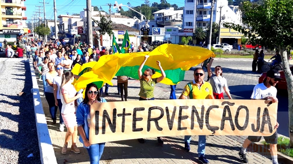 Em Morro da Fumaça, manifestantes vão às ruas e pedem intervenção