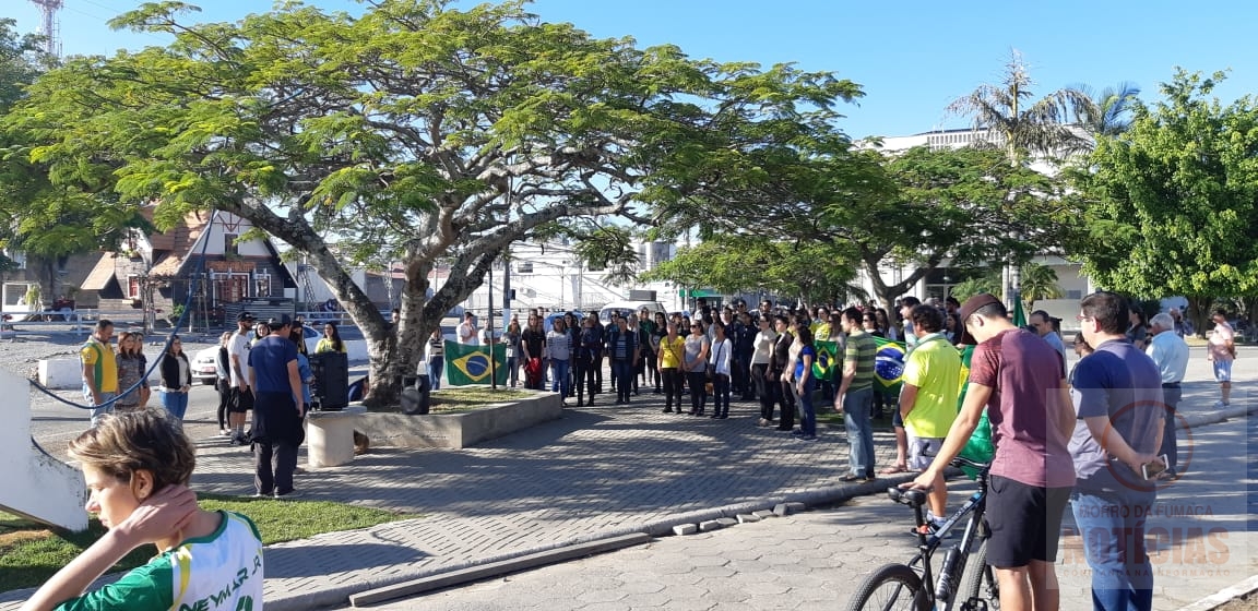 Em Morro da Fumaça, manifestantes vão às ruas e pedem intervenção