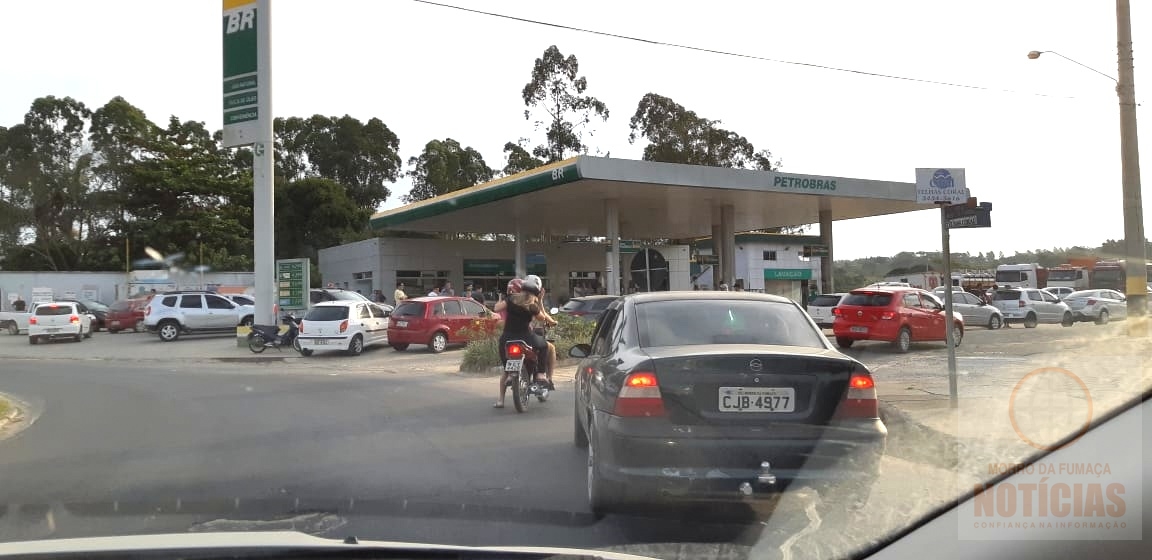 Combustível nem chegou, mas motoristas já fazem fila em Morro da Fumaça