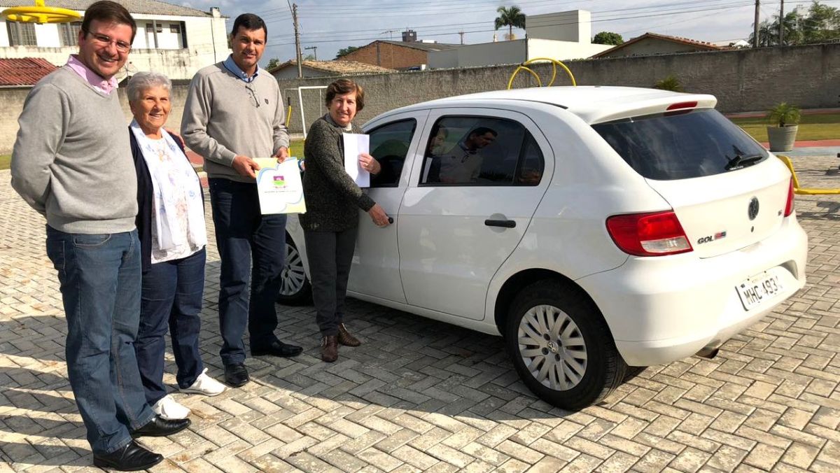 Prefeito e vice entregam carro para a Apae