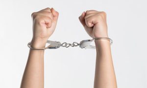 Resistência à prisão configura desacato à autoridade e exige ação firme da polícia