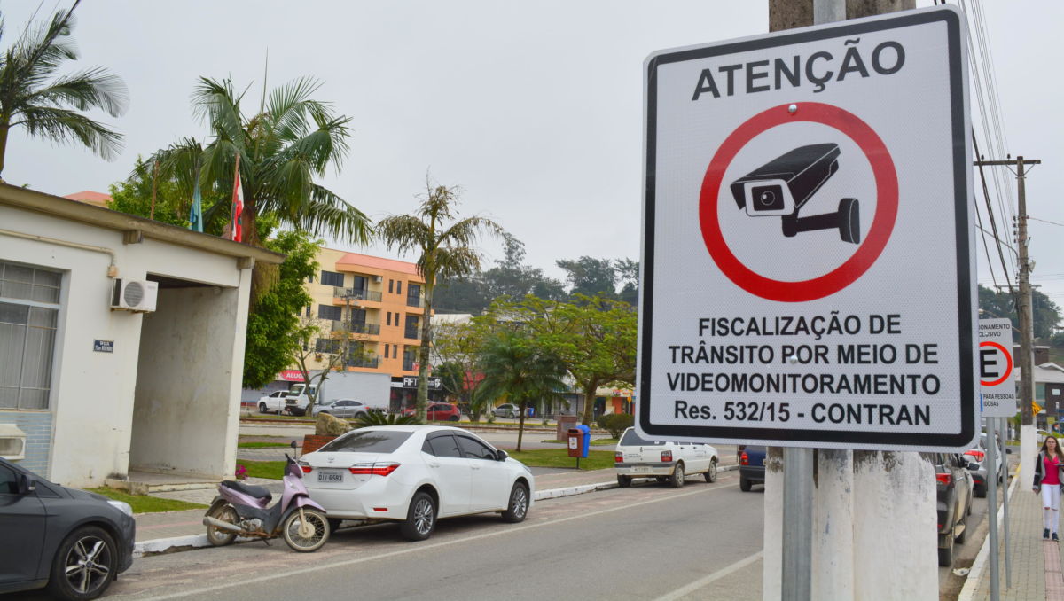 Município finaliza instalação de placas de regulamentação para início da fiscalização por videomonitoramento