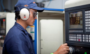 SENAI oferece curso de operação e programação de torno CNC