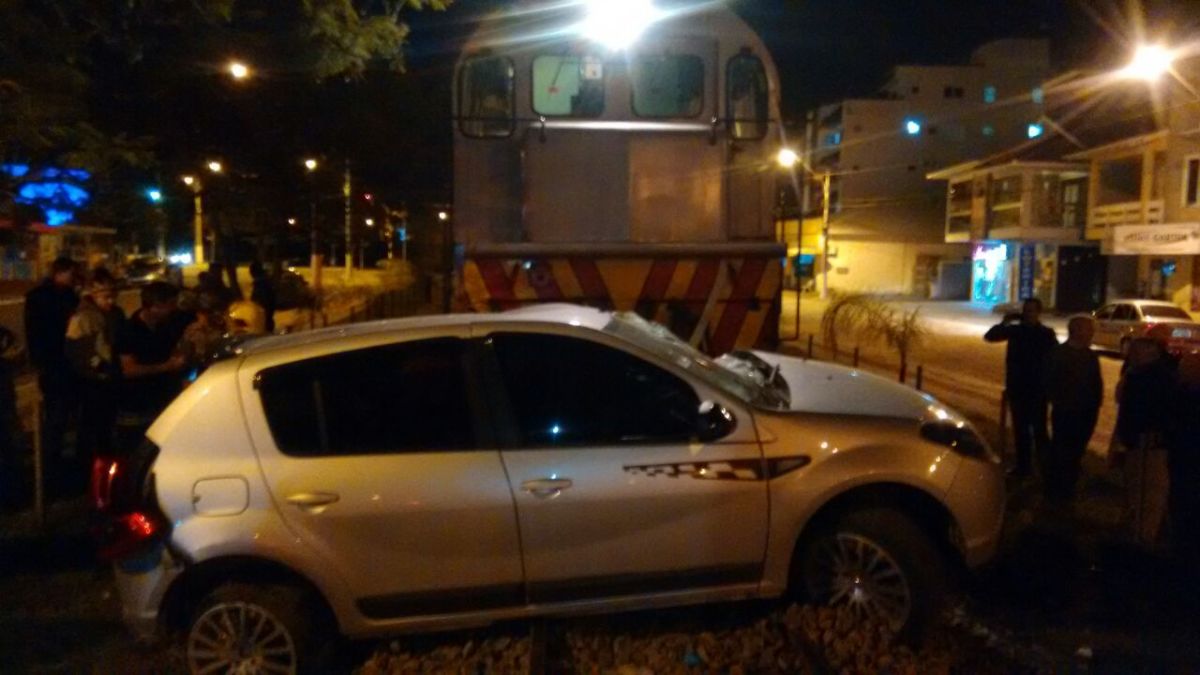 Carro e trem colidem no centro de Morro da Fumaça