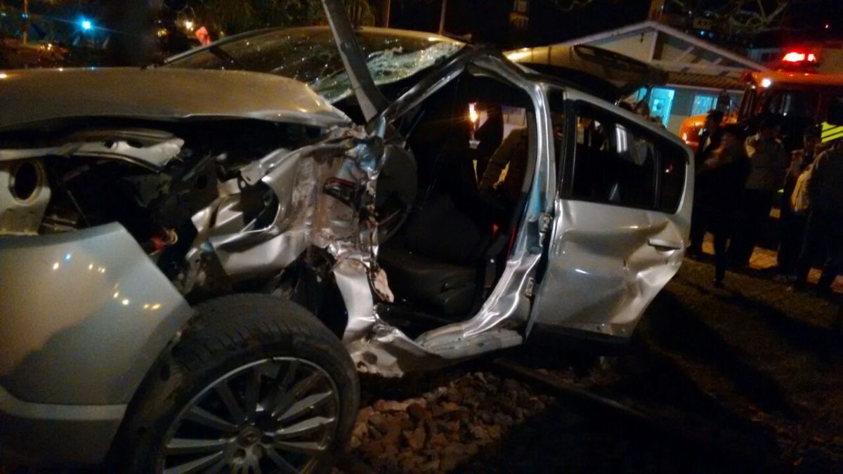 Carro e trem colidem no centro de Morro da Fumaça