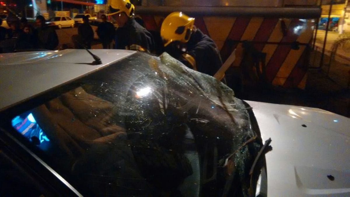 Carro e trem colidem no centro de Morro da Fumaça