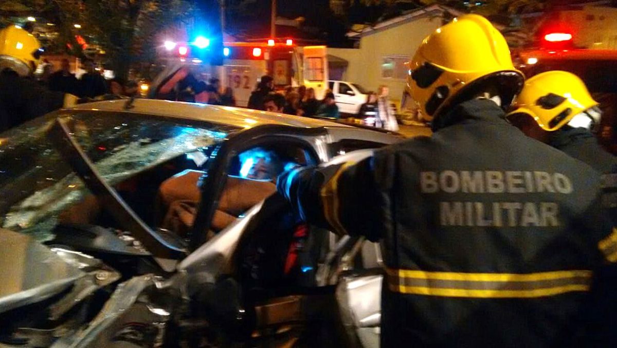 Carro e trem colidem no centro de Morro da Fumaça