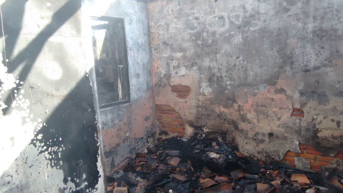 Incêndio destrói residência no Bairro Naspolini