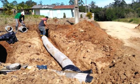 Município trabalha na construção de drenagens em Estação Cocal