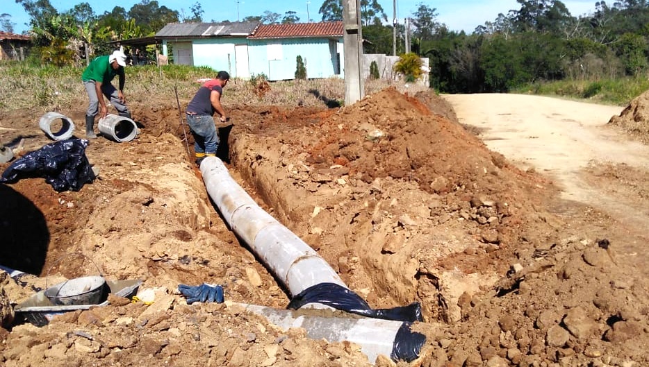 Município trabalha na construção de drenagens em Estação Cocal