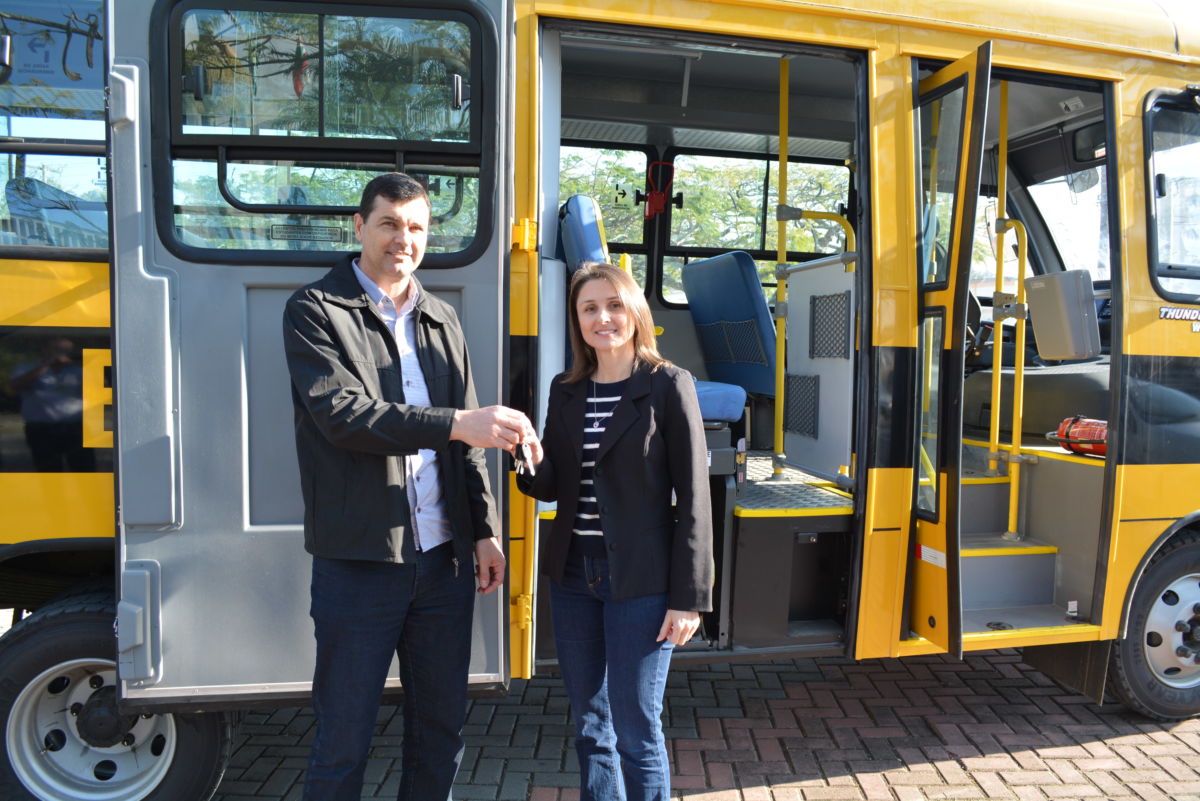 Morro da Fumaça recebe novo ônibus escolar