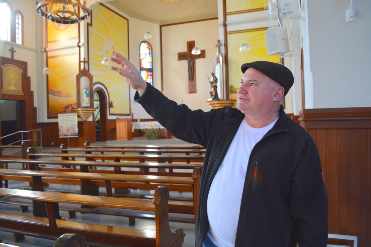 Igreja Matriz São Roque recebe novos vitrais