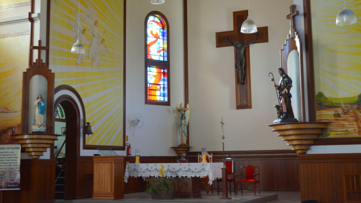 Igreja Matriz São Roque recebe novos vitrais