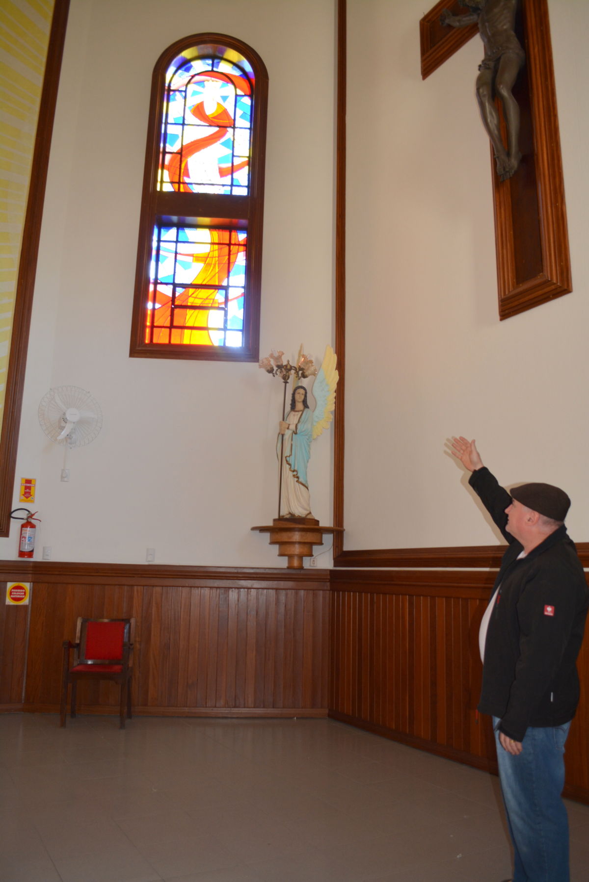 Igreja Matriz São Roque recebe novos vitrais