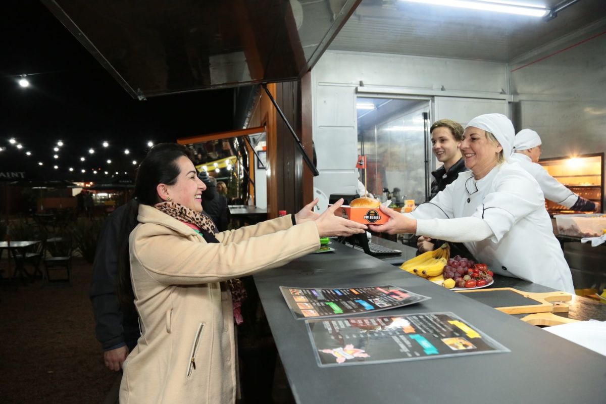 Gastronomia e estrutura do Container Food Park agradam visitantes