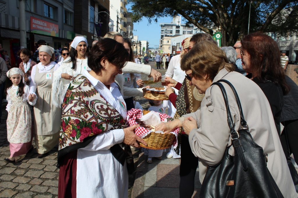 Festa do Vinho: Desfile enaltece a tradição e prepara Urussanga para acolher visitantes