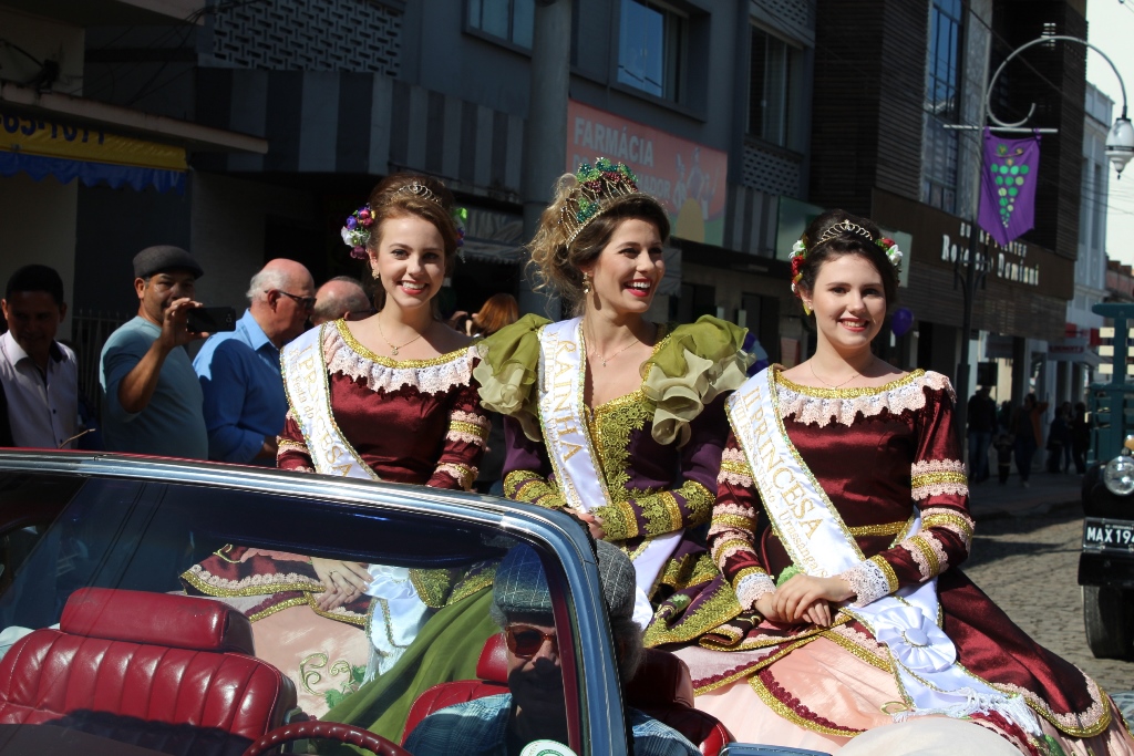 Festa do Vinho: Desfile enaltece a tradição e prepara Urussanga para acolher visitantes