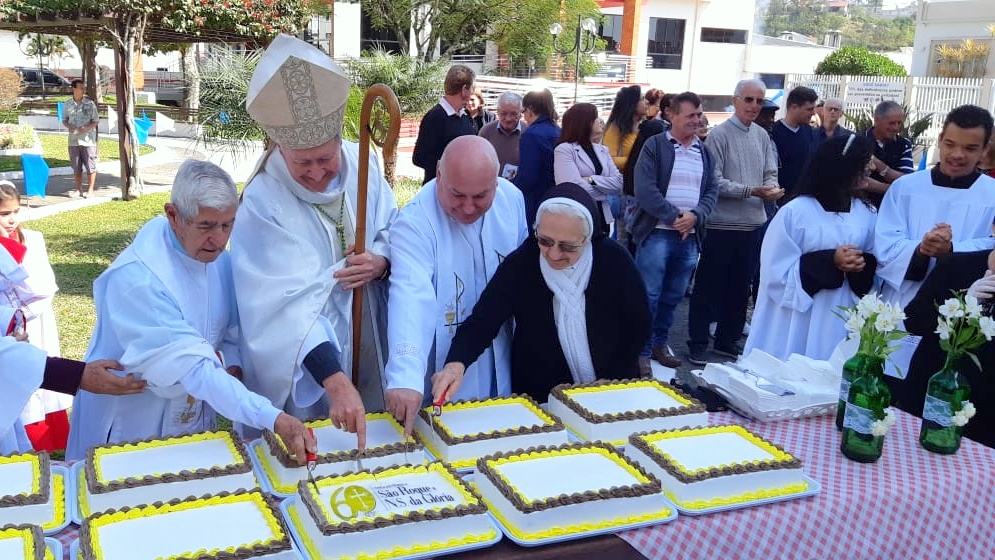 Missa e corte do bolo marcam os 60 anos de fundação da Paróquia São Roque