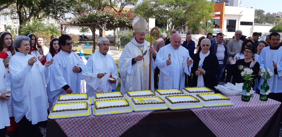 Missa e corte do bolo marcam os 60 anos de fundação da Paróquia São Roque