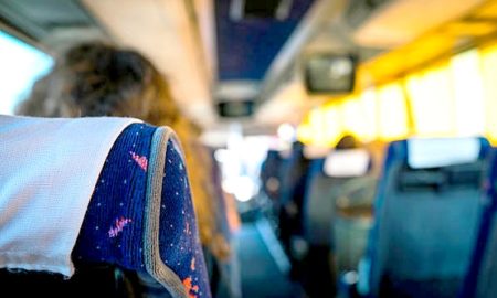 Indenização para mulher que sofreu alergia com mau cheiro e falta de asseio em ônibus