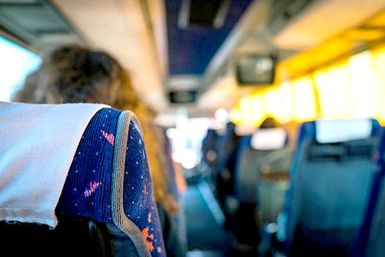 Indenização para mulher que sofreu alergia com mau cheiro e falta de asseio em ônibus