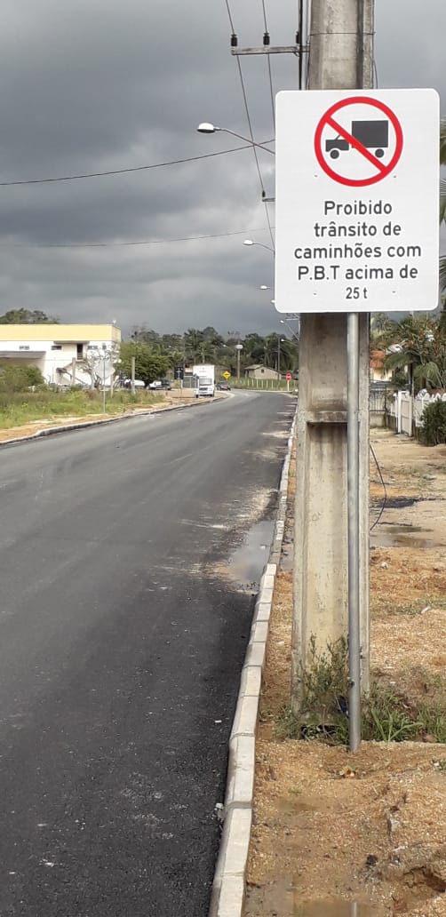 Proibição de veículos pesados na Rua João de Rochi começa a valer no dia 20