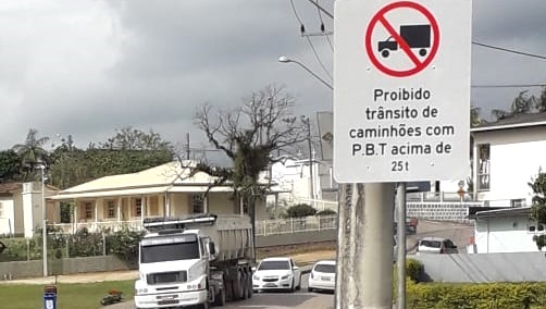 Proibição de veículos pesados na Rua João de Rochi começa a valer no dia 20