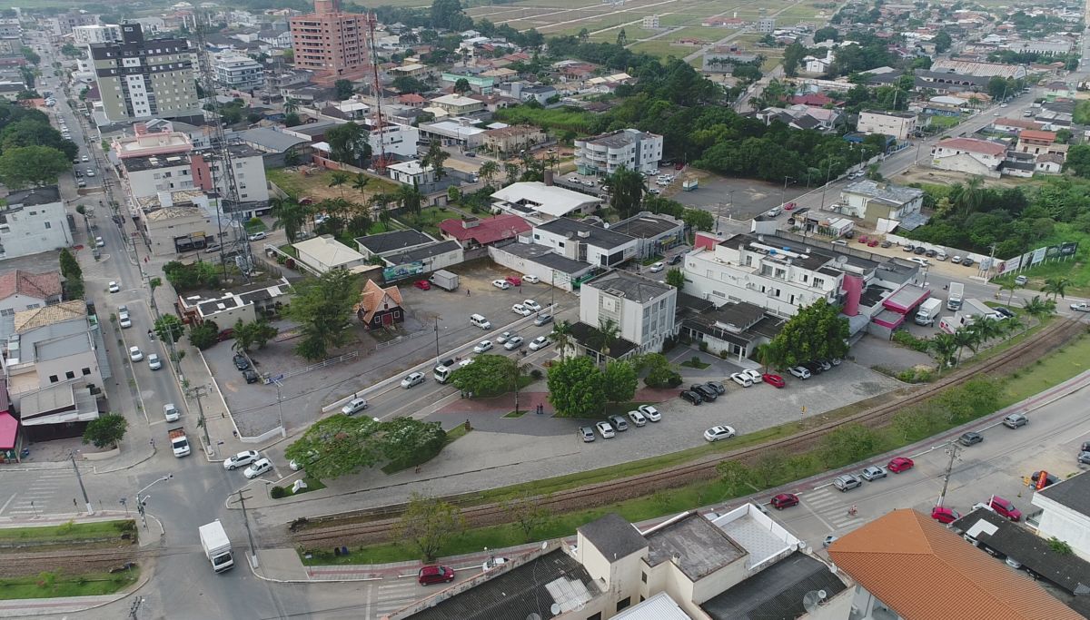 Mercado contraria decreto, abre, e é fechado pela Vigilância Sanitária