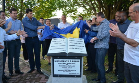 Monumento à Bíblia é inaugurado em Morro da Fumaça