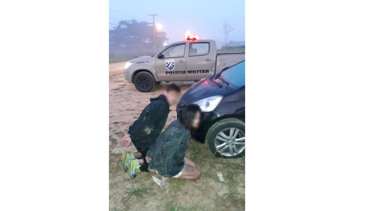 Polícia Militar recupera carro roubado e prende dois