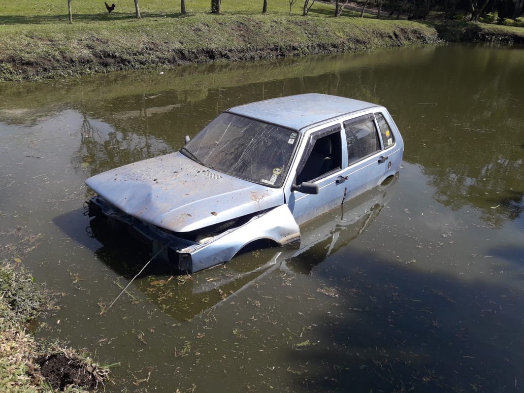 Motorista perde o controle e veículo cai em açude