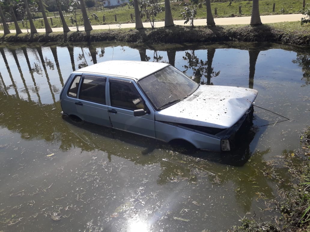 Motorista perde o controle e veículo cai em açude