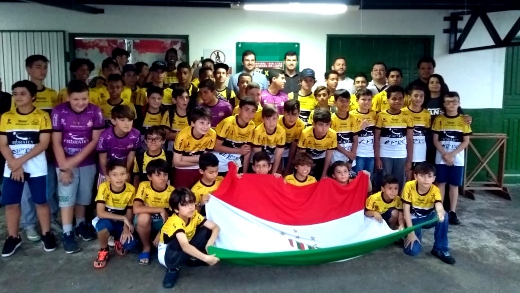 Participantes do Projeto Tigrinhos do núcleo do Rui Barbosa recebem material esportivo