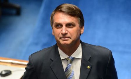 Bolsonaro assina decreto que flexibiliza a posse de armas