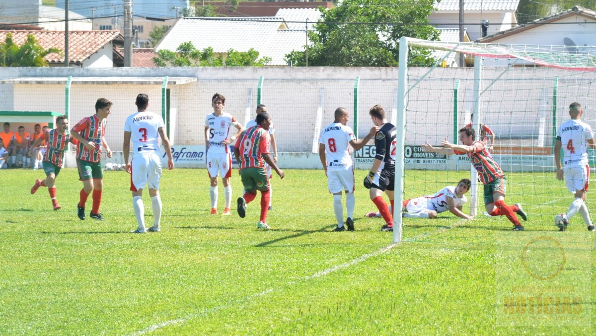 Júnior do Rui Barbosa joga bem, mas perde em casa