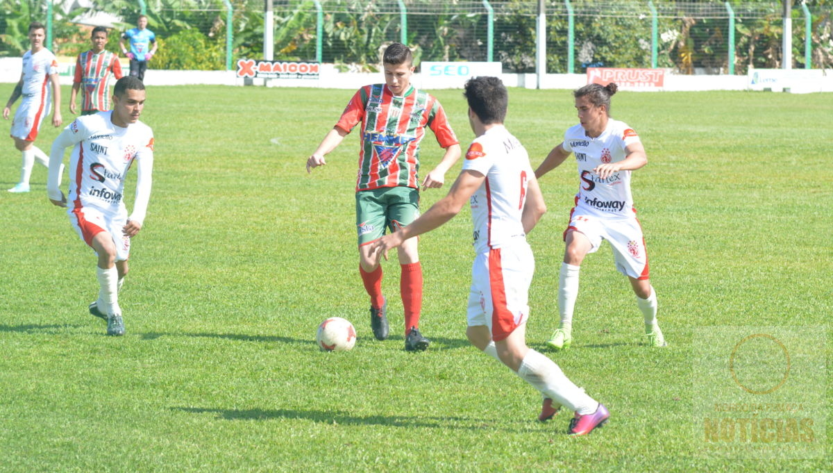 Júnior do Rui Barbosa joga bem, mas perde em casa