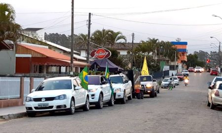 Apoiadores de Bolsonaro promovem carreata em Morro da Fumaça