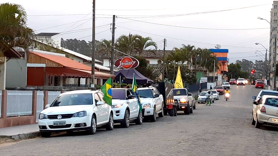 Apoiadores de Bolsonaro promovem carreata em Morro da Fumaça