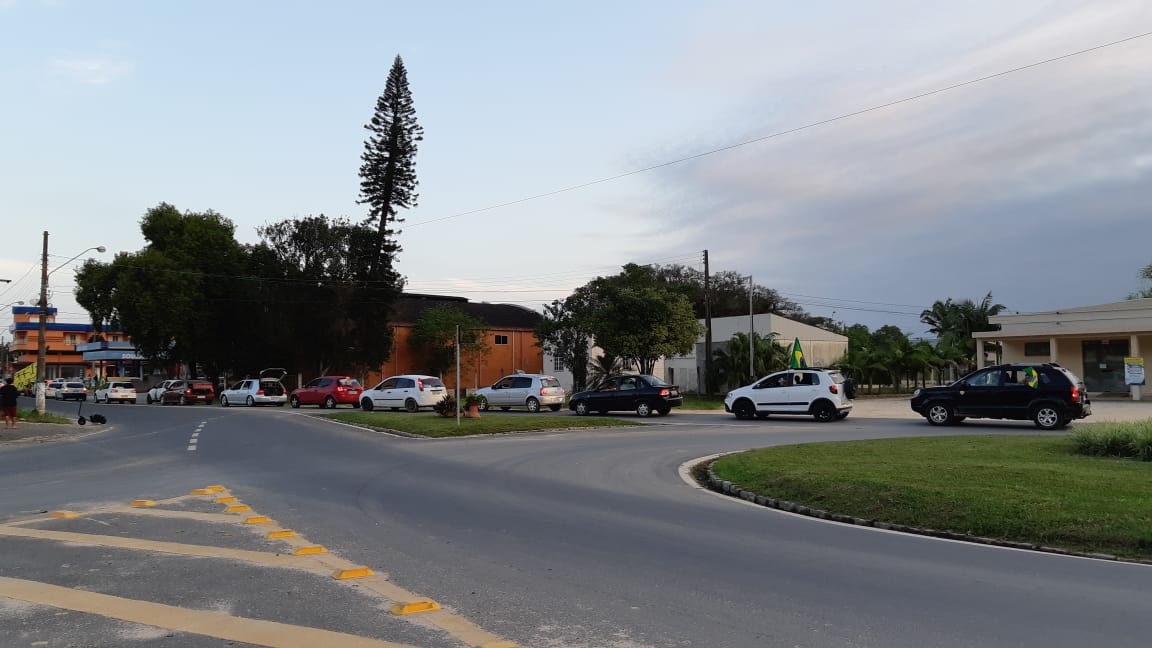 Apoiadores de Bolsonaro promovem carreata em Morro da Fumaça